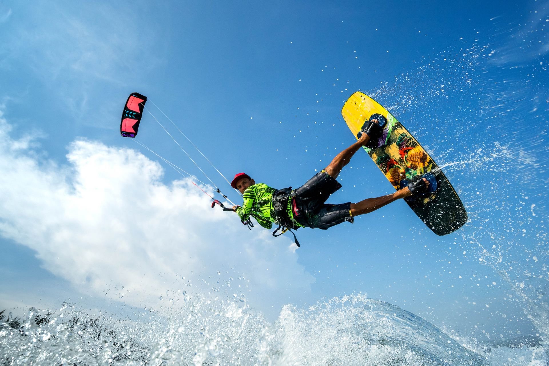  Un tânăr de 36 de ani s-a înecat după ce a căzut în mare în timp ce practica kite-surfing