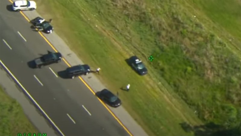  VIDEO Hoțul care a făcut de râs poliția din Florida, după ce a furat 2 mașini ale agenților