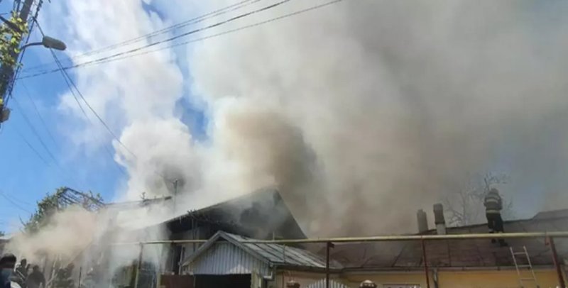  VIDEO Incendiu de amploare la Bârlad, 8 locuințe afectate. Au intervenit pompieri din 3 județe
