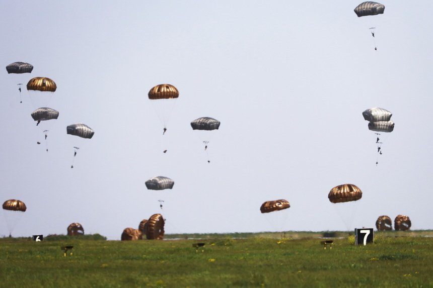  400 de militari au fost paraşutaţi într-un mare eveniment de pregătire