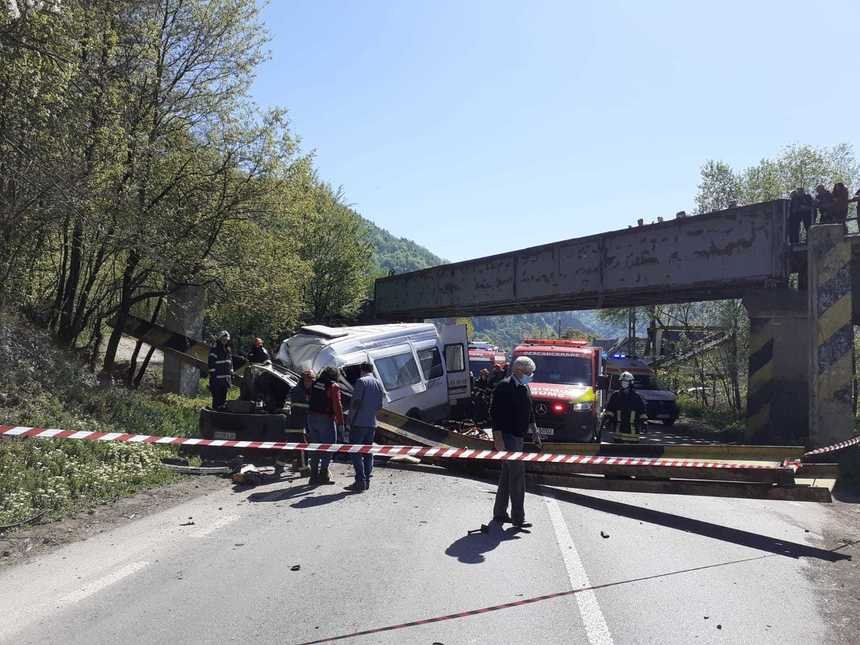  VIDEO Două persoane au murit după ce limitatorul de înălţime al unui pod a căzut peste un microbuz