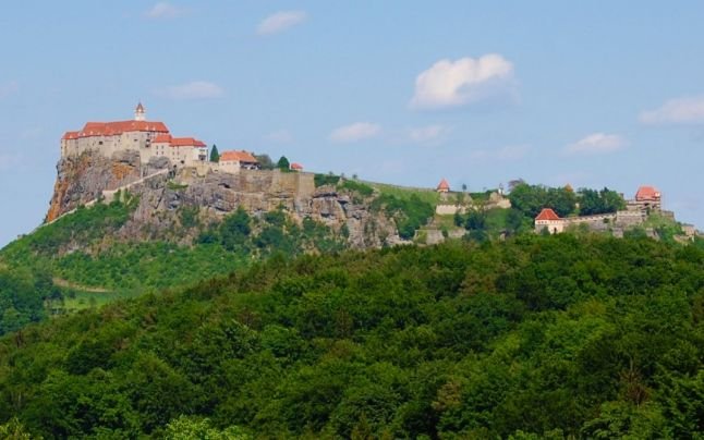  Castelul din Austria al prinţului Emanuel de Liechtenstein, păzit de poliţie