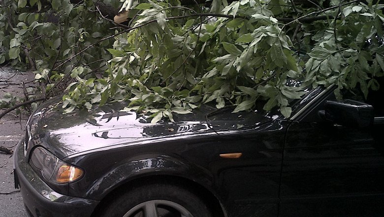  Mașini avariate de furtună: Chiar dacă nu au CASCO, proprietarii de mașini pot primi bani pentru reparația lor