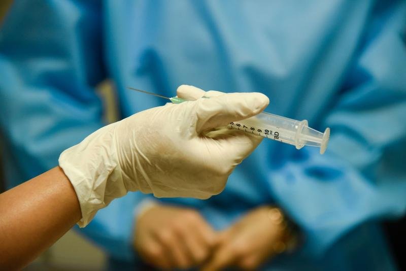  Numărul de cazuri de coronavirus s-a dublat în cea mai vaccinată țară din lume. Nedumeririle cercetătorilor