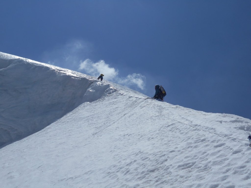 Alpinistii Horia Colibasanu, Marius Gane si Peter Hamor au oprit expeditia de pe muntele Dhaulagiri