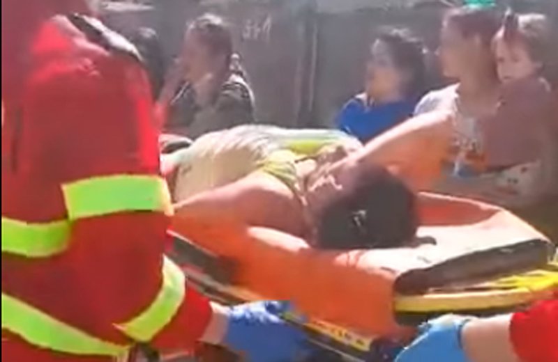  VIDEO Femeie bătută de polițiști până la leșin pentru că nu ar fi purtat mască. A fost internată la spital