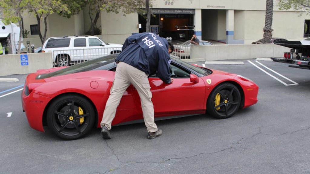  Șmecher de pandemie: un american și-a cumpărat Ferrari, Bentley și Lamborghini din ajutoarele date de stat