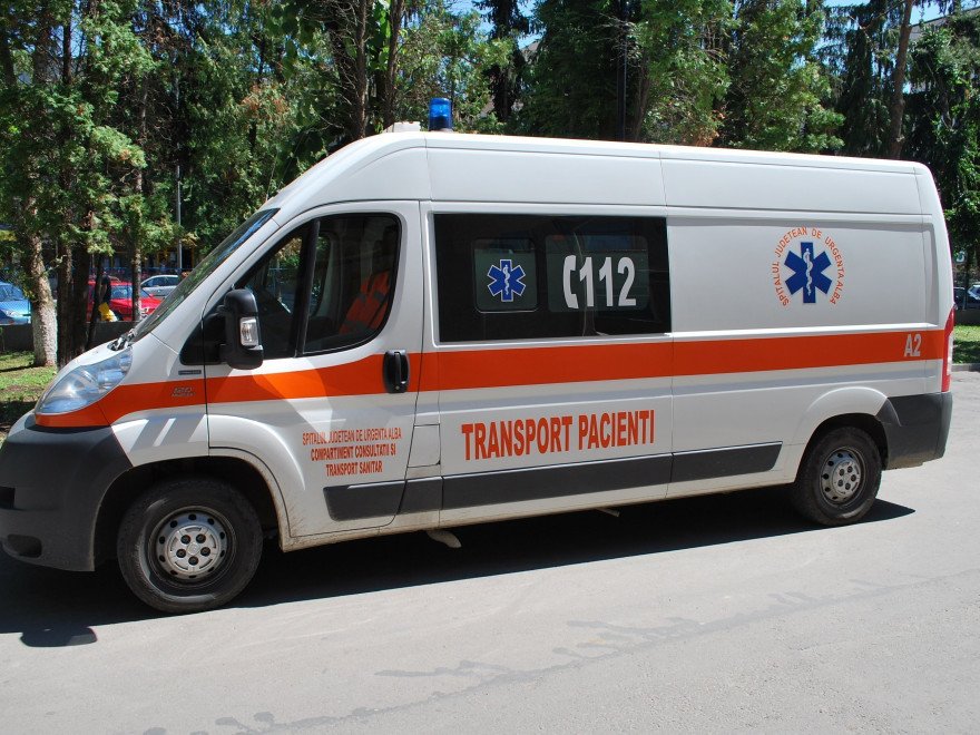  O ambulanţă aflată în misiune a fost lovită de un taxi. O persoană a fost rănită