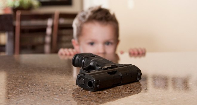  Un copil de 2 ani din SUA și-a împușcat ambii părinți cu o armă găsită în dormitor