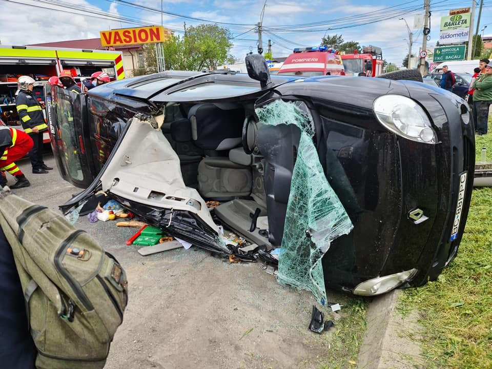  FOTO: Impact violent între trei autoturisme: o persoană a ajuns la UPU
