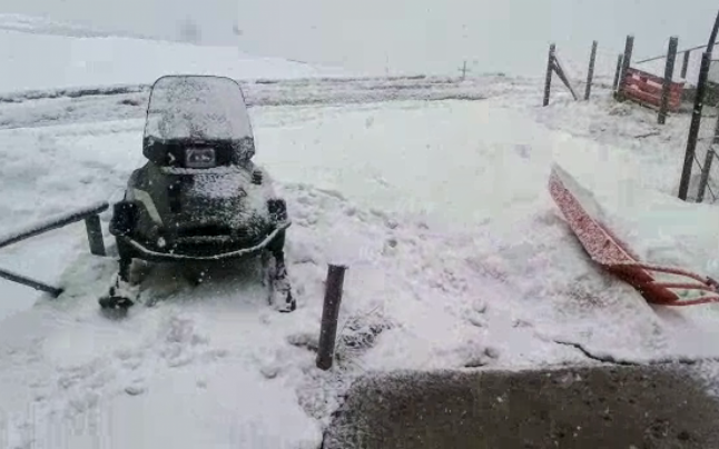  Zăpadă de peste doi metri la cota 2000 din Bucegi, la început de vară. Ninge viscolit de trei zile