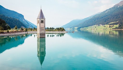  Un sat din Italia scufundat din 1950 a apărut dintr-un lac secat temporar