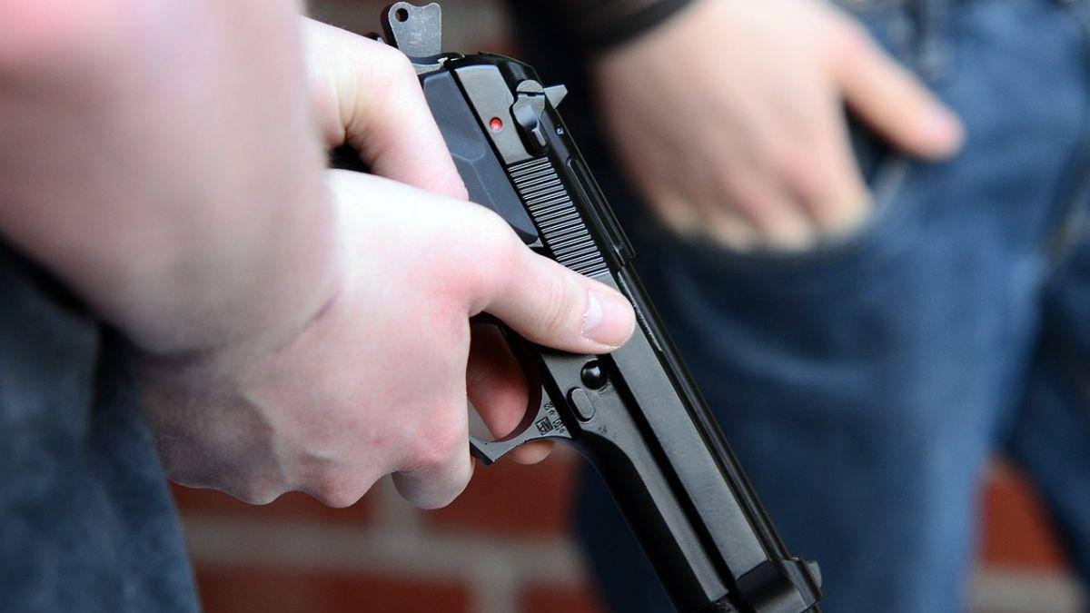  Panică într-un parc de copii din Brăila: mai mulți părinți, amenințați de un individ beat înarmat cu un pistol cu bile