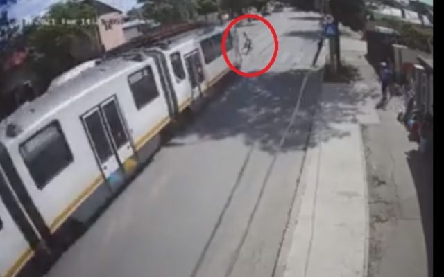  VIDEO O vatmaniță, la un pas să spulbere pe o trecere de pietoni o mamă cu trei copii. Tragedia a fost evitată în ultimul moment
