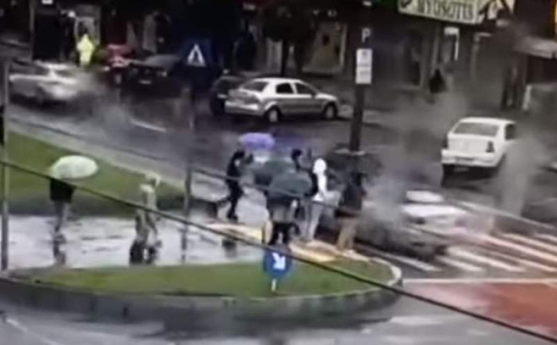  VIDEO Doi tineri de 18 ani, loviți pe trecerea de pietoni de o mașină. Accidentul, filmat de camerele stradale