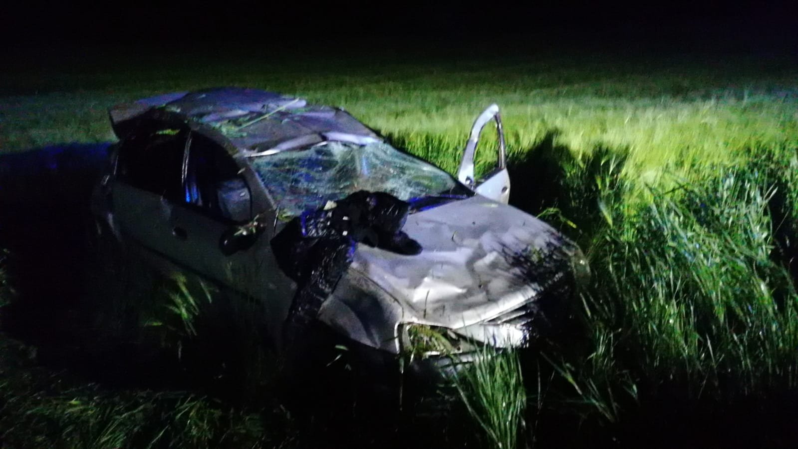  VIDEO Accident la miezul nopții, la Lețcani, cu trei victime. Plonjare în câmp din cauza ploii