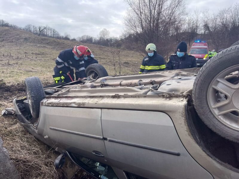  Un autoturism Dacia Logan s-a dat de două ori peste cap în apropiere de Podu Iloaiei