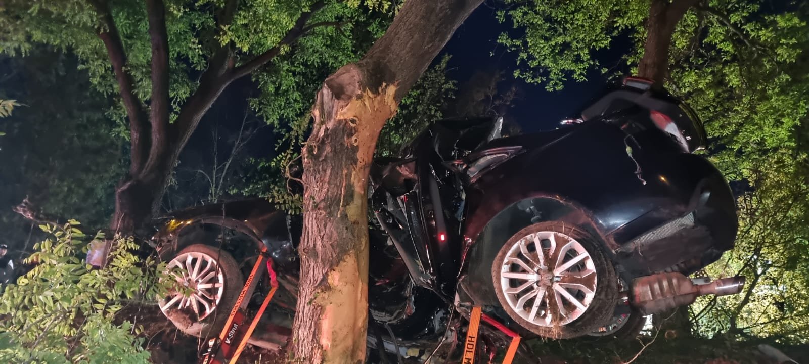  FOTO: Doi tineri, de 22 şi 23 de ani, au fost striviţi după ce au izbit cu maşina un copac