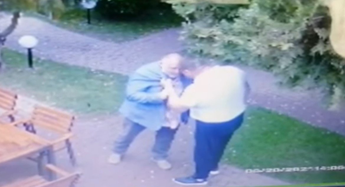  VIDEO: Imagini cu încăierarea dintre un fost viceprimar şi un boxer
