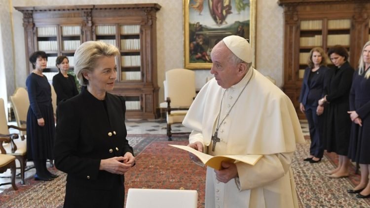  Prima întâlnire la Vatican dintre papa Francisc şi Ursula Von der Layen, preşedinta CE
