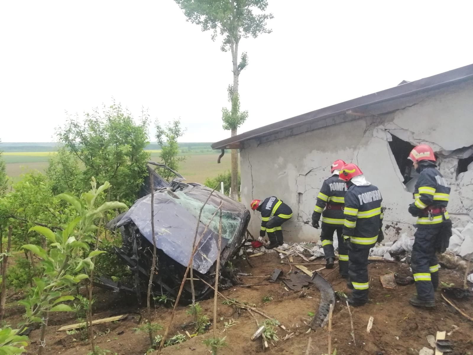  UPDATE: O maşină în care se aflau cinci tineri din Huşi a aterizat în peretele unei case