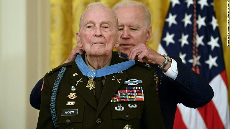  Povestea americanului care a primit Medalia de Onoare după 70 de ani