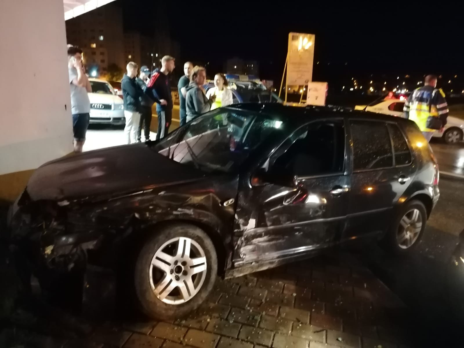  VIDEO: Şoferul unui Audi a izbit la podul din Mircea un Volkswagen Golf şi apoi a fugit de la locul accidentului