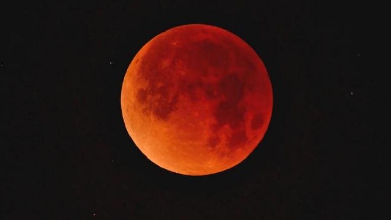  Cu ochii pe cer în această noapte! Luna sângerie va fi vizibilă și din România