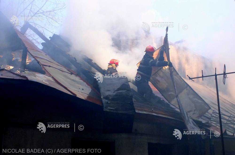  Incendiu la cunoscuta cabana Dochia din Ceahlău. Turiştii s-au autoevacuat
