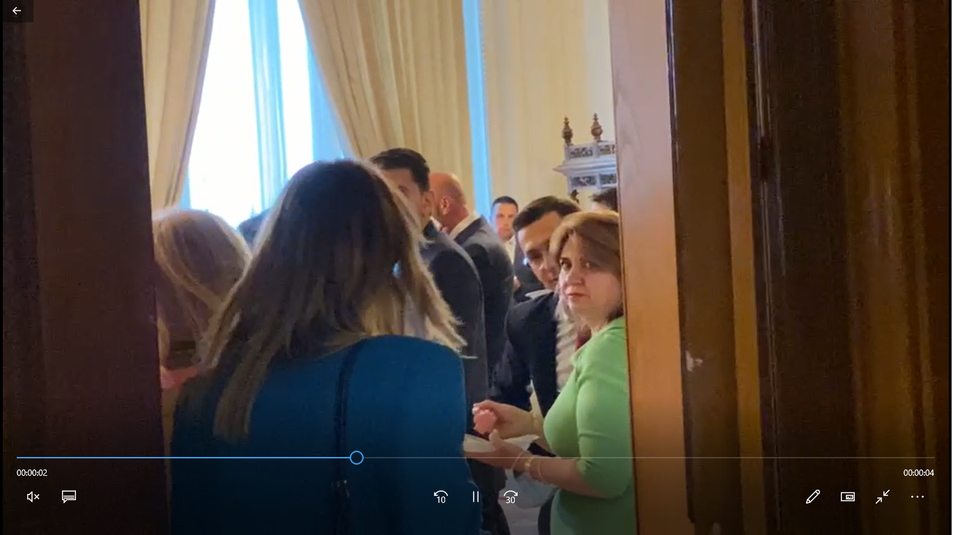  VIDEO: Petrecere de ziua lui Ludovic Orban la Parlament. Unele persoane nu poartă mască