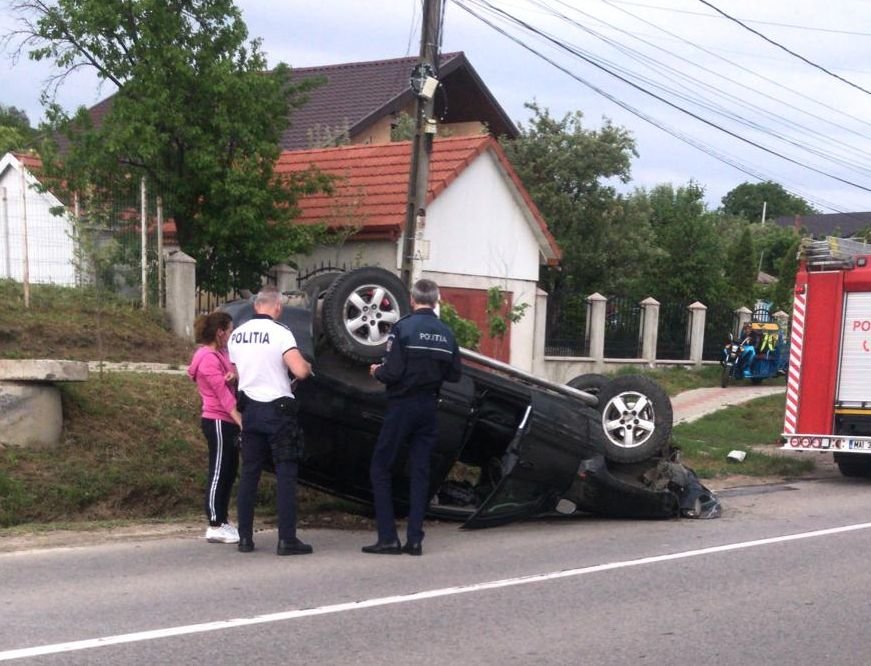  (FOTO) Accident cu două victime la Tomeşti după ce o maşină s-a răsturnat pe şosea