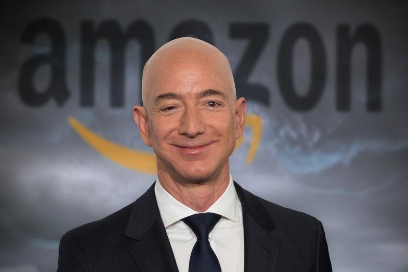  Jeff Bezos va demisiona din funcţia de director general al Amazon. Cine îi va lua locul?