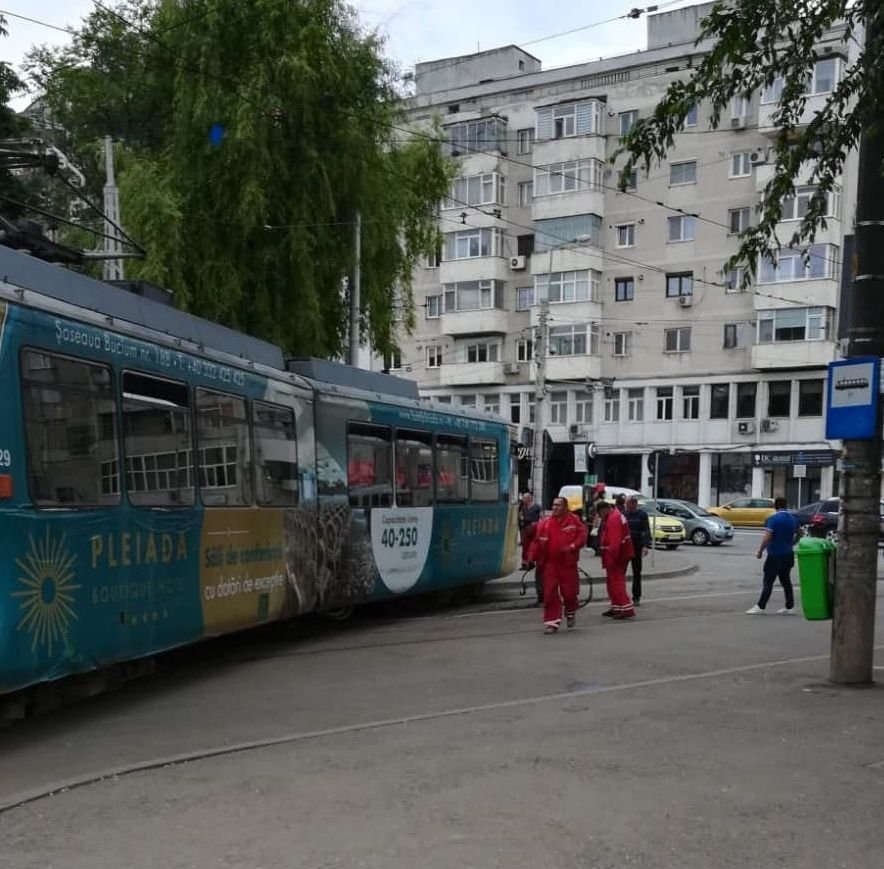  (FOTO) Tramvai deraiat în Târgu Cucu. Circulaţie blocată pe ambele sensuri