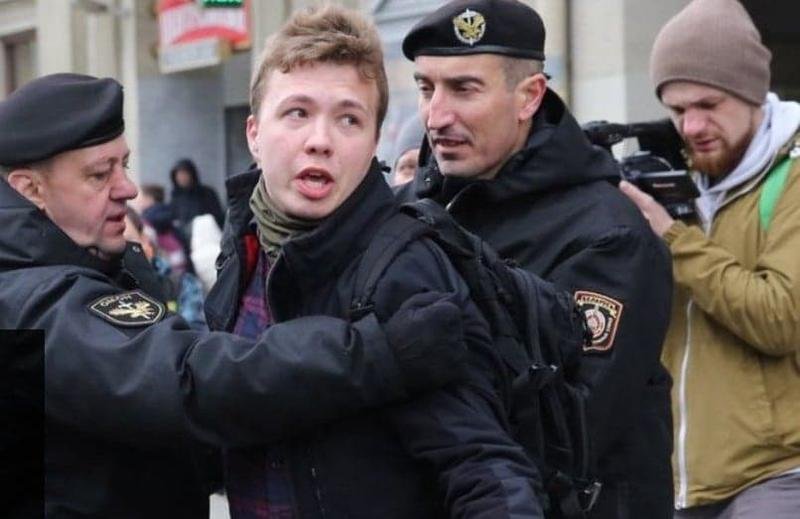  Jurnalistul Roman Protasevici a fost lăsat să discute cu un avocat