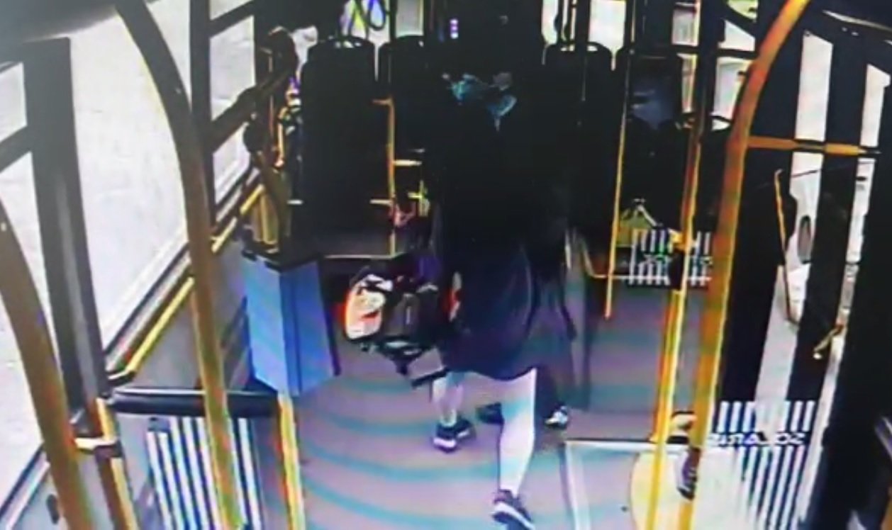  VIDEO Controlor de autobuz pălmuit de o tânără de 20 ani prinsă fără bilet