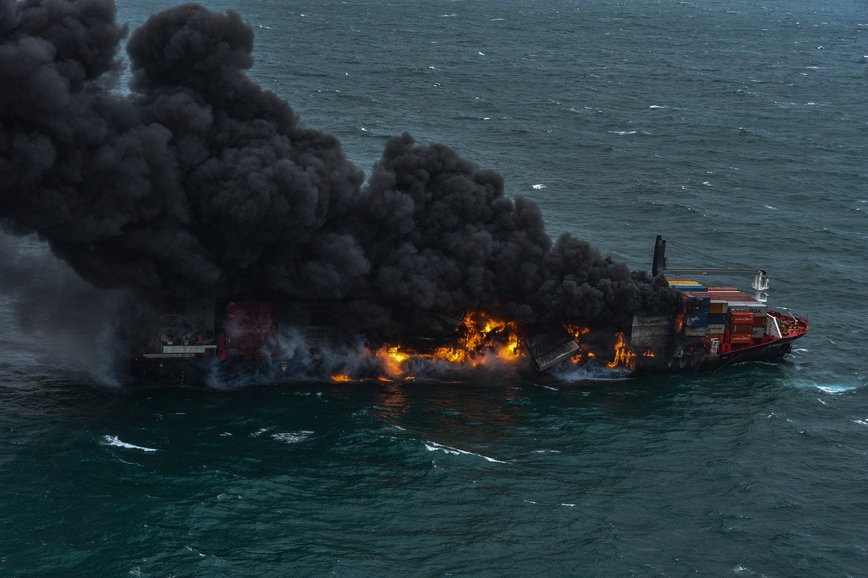  FOTO O navă care arde de opt zile a acoperit cu petrol și peleți de plastic plajele din Sri Lanka