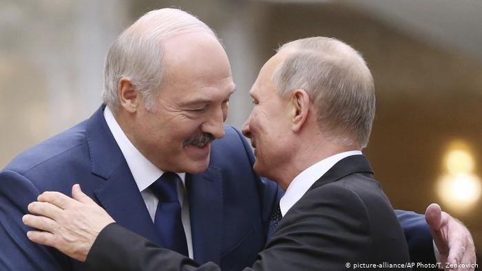  Putin îl ajută pe Alexander Lukaşenko după ce acesta a ordonat deturnarea unui avion