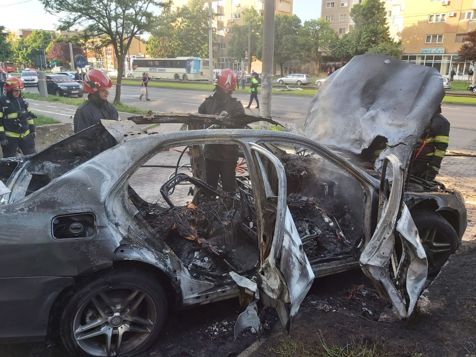  FOTO: Mașină în flăcări în parcarea unui supermarket. În interior, un afacerist mort