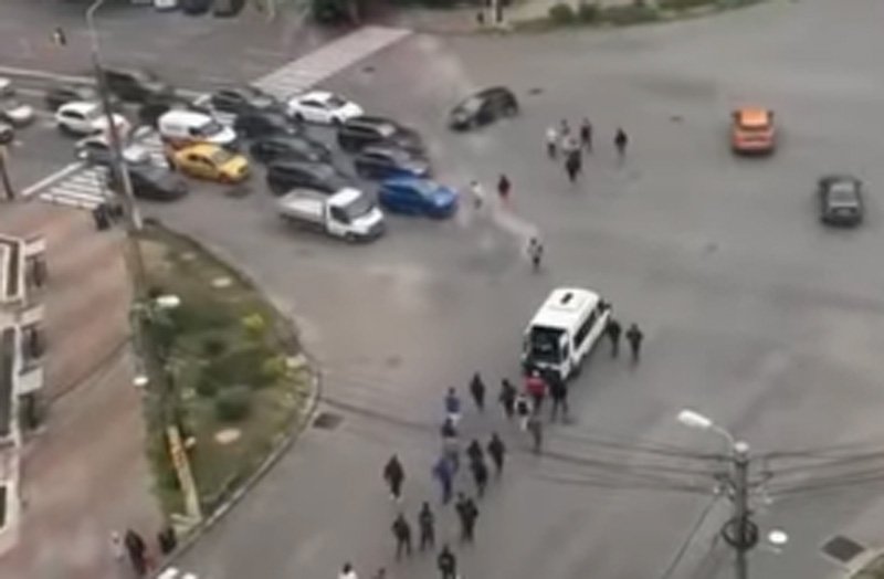  VIDEO Cu mortu’ prin mijlocul intersecţiei. Mai mulți tineri au blocat mașinile ca să treacă cum vor ei strada
