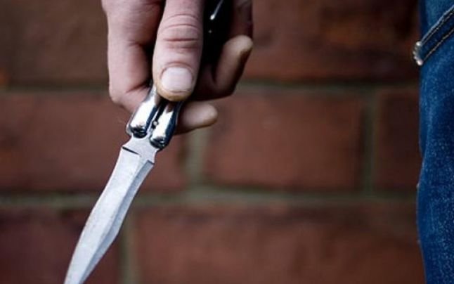  Un student din Suceava a venit la examen cu un cuțit și a amenințat că își pune capăt zilelor