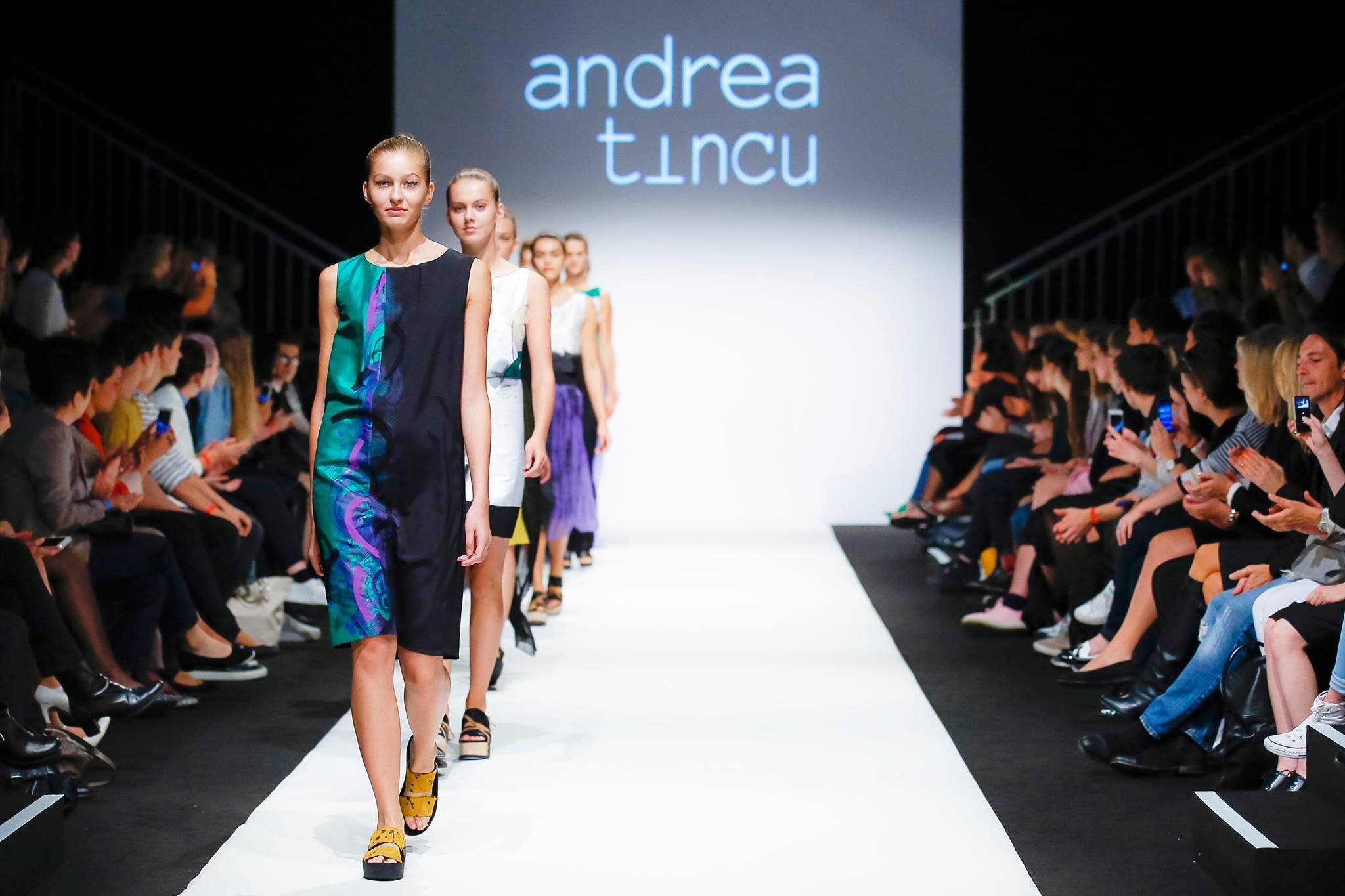  Interviu cu Andreea Tincu, creatoarea de modă ieșeană care face ținutele lui Carmen Iohannis. Își prezintă creațiile sâmbătă, la Romanian Fashion Week, la Palas