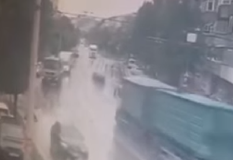  VIDEO Tânărul care a avariat 15 mașini a vrut să omoare un pieton. Polițiștii caută victima