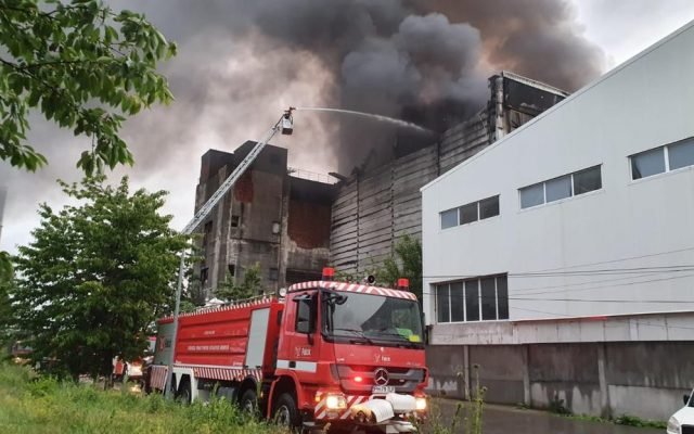  Specialiştii estimează că incendiul de la incineratorul din Prahova va produce fum încă o săptămână