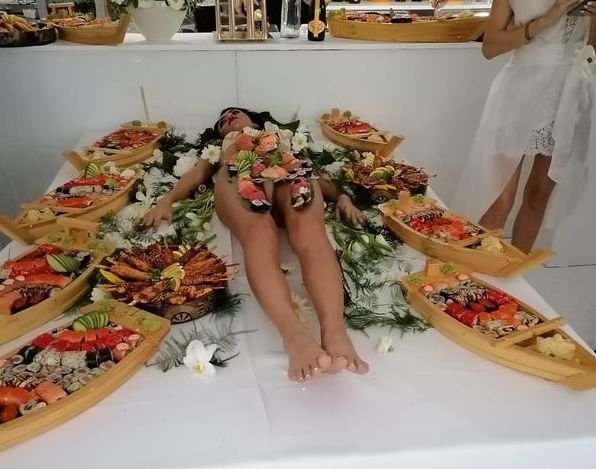  Controversă în România: E normal să mănânci sushi de pe corpul unei femei goale?