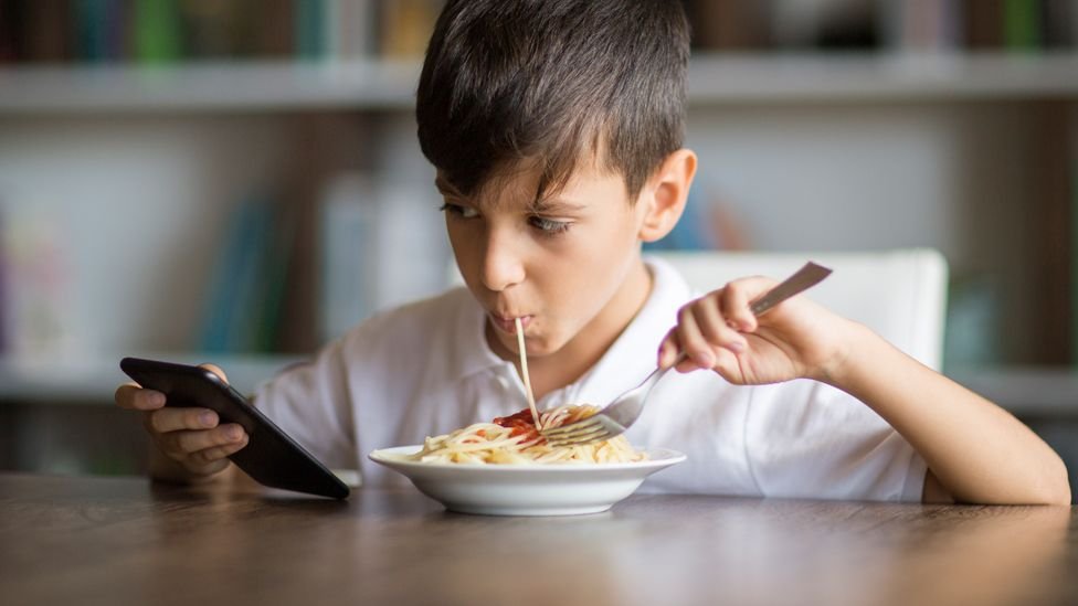  Studiu în Iaşi: jumătate dintre copii nu închid telefonul când mănâncă