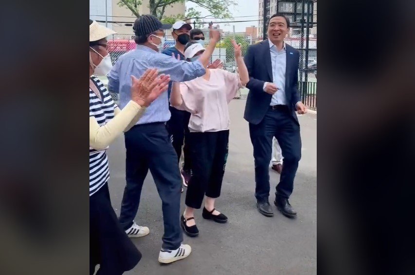  Un politician democrat, candidat la primăria New York, filmat în timp ce dansa pe manele