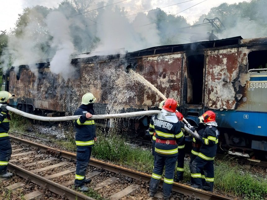  FOTO: Locomotiva unui tren de marfă a luat foc în mers. Pompierii au intervenit cu dificultate!