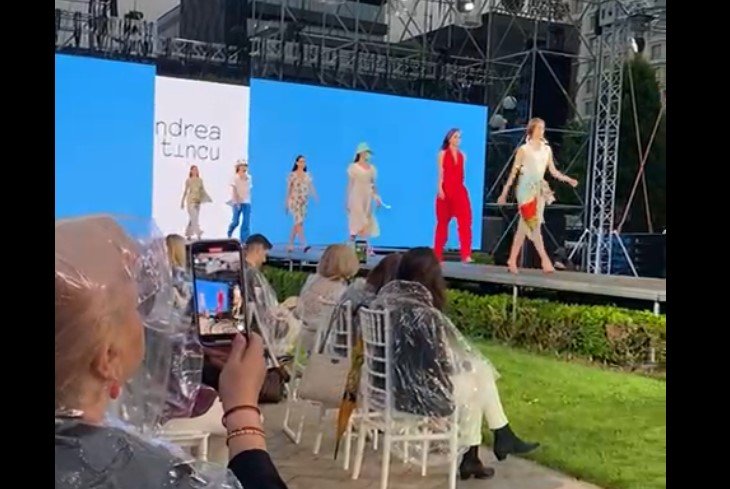  VIDEO: Imagini de la Romanian Fashion Week: colecţia ieşencei Andreea Tincu