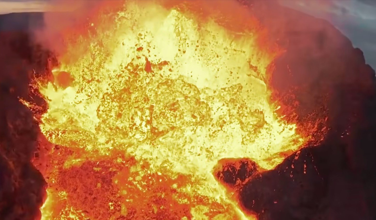  VIDEO: Imagini filmate cu drona din interiorul unui vulcan care erupe. Aparatul a fost înghiţit de lavă