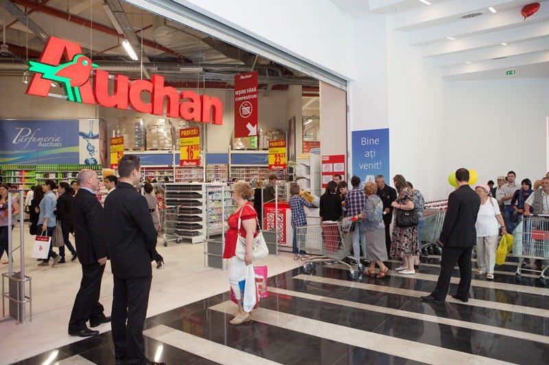  Cuplu la „cumpărături”, în Auchan: ea cu două roţi de caşcaval sub fustă, el cu trei batoane de salam săsesc în sân
